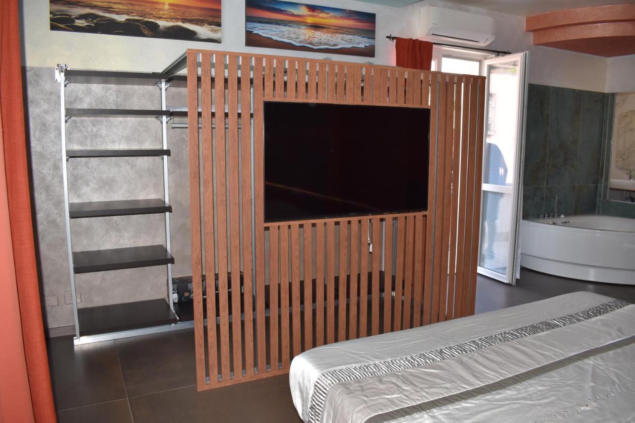 Garda Fantasy Apartment - Jacuzzi Desenzano del Garda Eksteriør billede