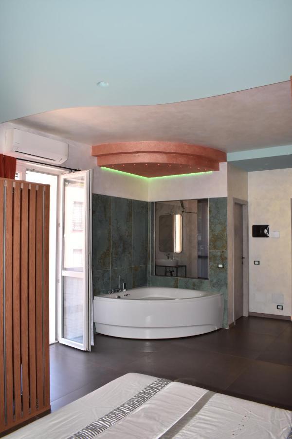 Garda Fantasy Apartment - Jacuzzi Desenzano del Garda Eksteriør billede