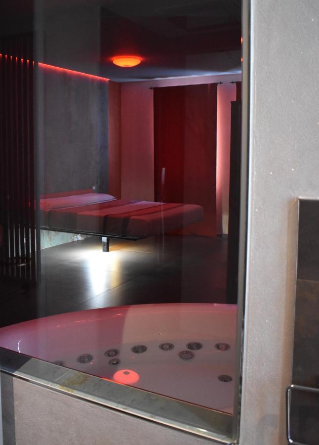 Garda Fantasy Apartment - Jacuzzi Desenzano del Garda Eksteriør billede