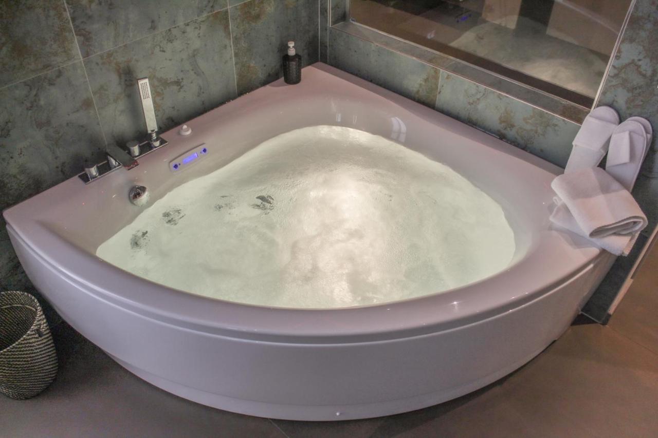Garda Fantasy Apartment - Jacuzzi Desenzano del Garda Eksteriør billede