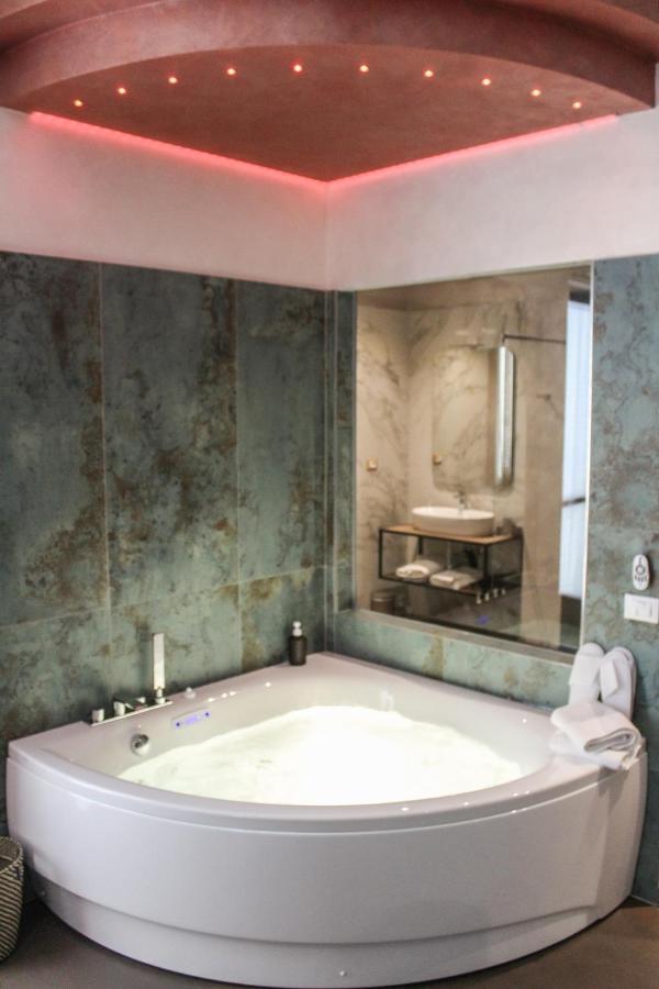 Garda Fantasy Apartment - Jacuzzi Desenzano del Garda Eksteriør billede