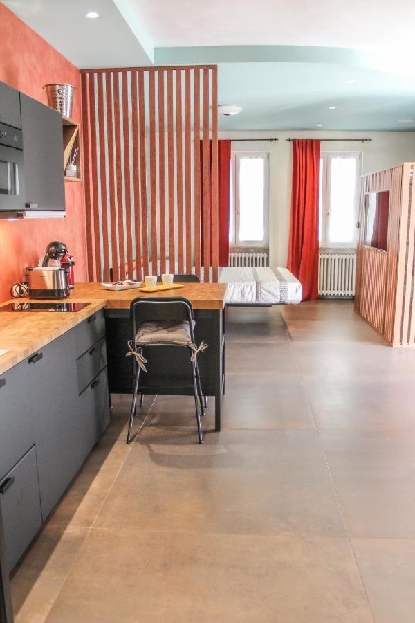 Garda Fantasy Apartment - Jacuzzi Desenzano del Garda Eksteriør billede